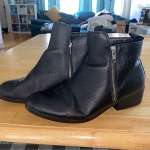 Cougar Black leather bootie